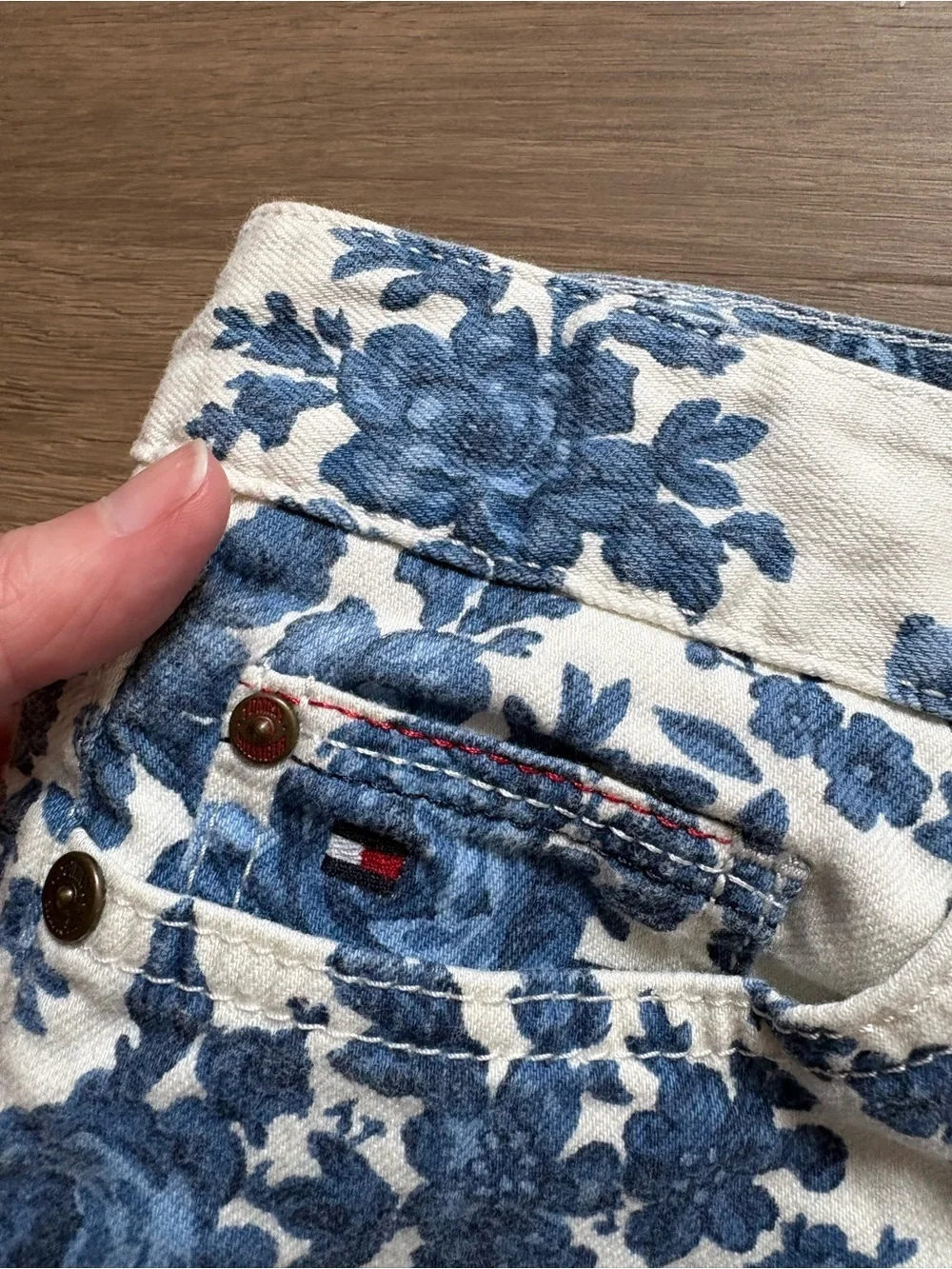 Tommy Hilfiger Floral Print Denim Shorts in white and blue- size 4